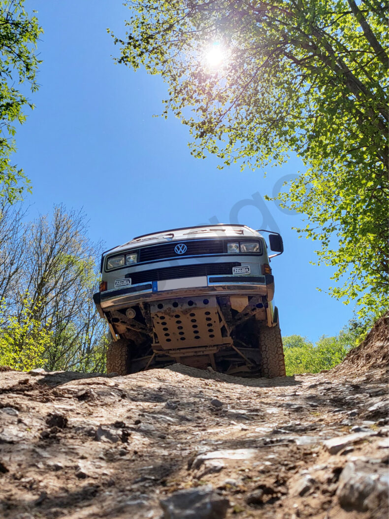 Klappbarer Unterfahrschutz vorne | <br> für VW T3 SYNCRO 14 und 16 Zoll – Bild 3
